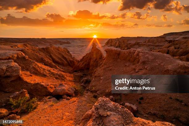 flaming cliffs inbayanzag valley at sunset.mongolia, gobi desert - wüste gobi stock-fotos und bilder