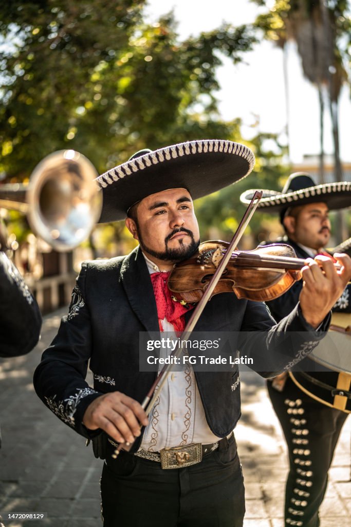 Violinista de mariachi tradicional tocando al aire libre