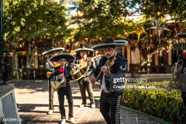 grupo tradicional de mariachis tocando en el distrito histórico - mariachi fotografías e imágenes de stock