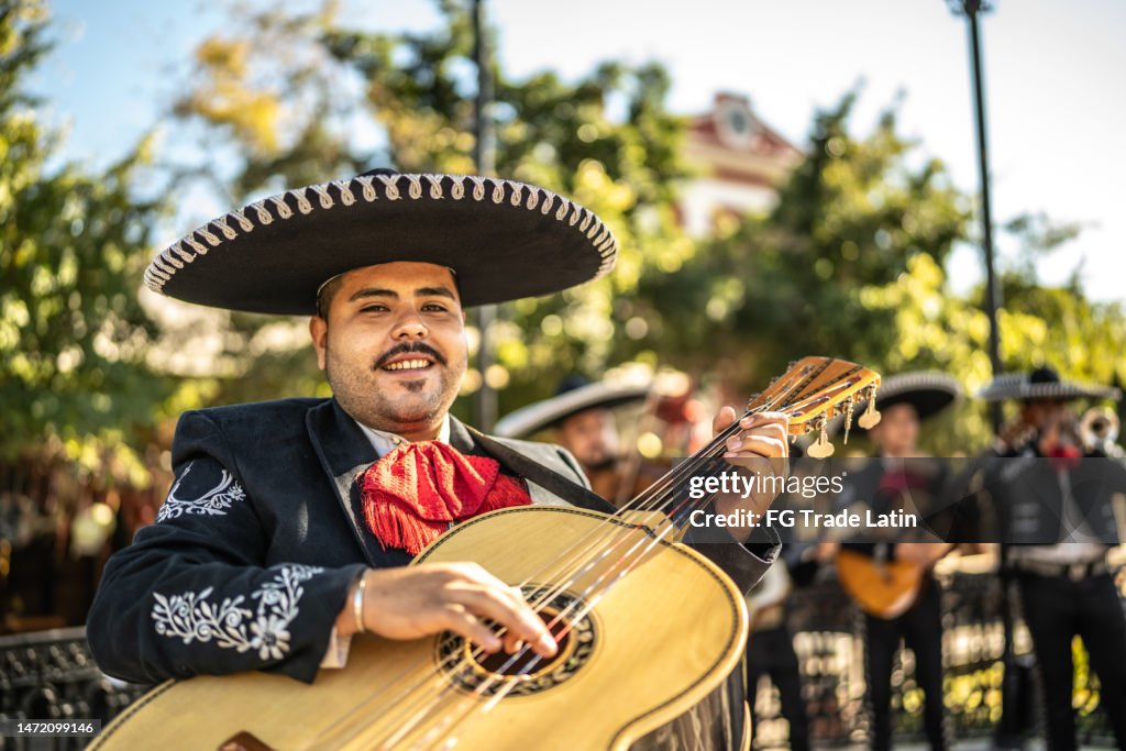 Retrato de joven mariachi tradicional guitarrista al aire libre