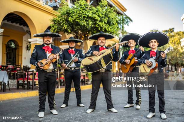 retrato del grupo de mariachis tradicionales en el distrito histórico - mariachi fotografías e imágenes de stock