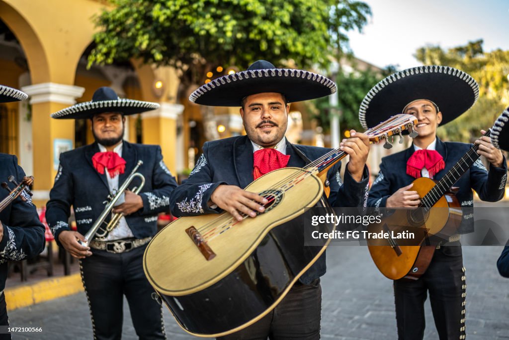Ritratto del gruppo di mariachi tradizionali nel quartiere storico