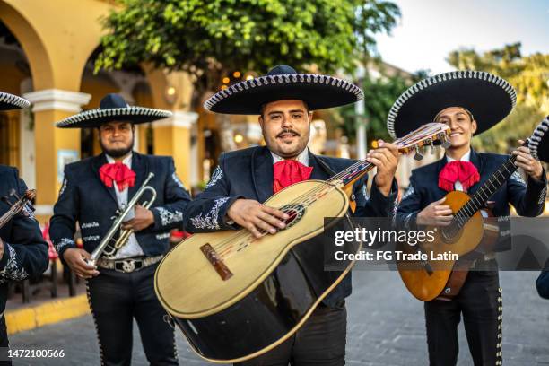 portrait of group of traditional mariachis at the historic district - sombrero hat stockfoto's en -beelden