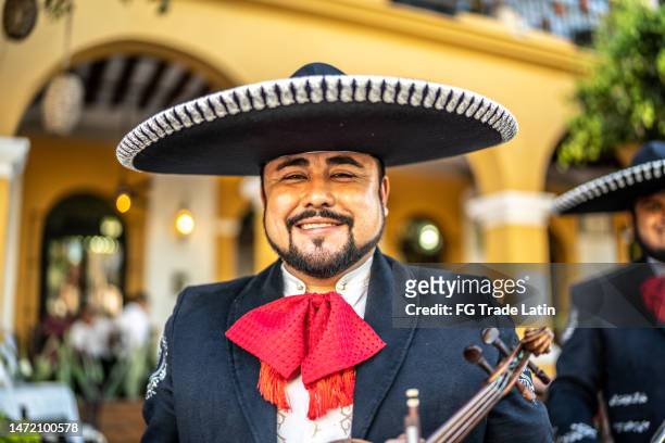portrait of mid adult man traditional mariachi at the historic district - sombrero hat stockfoto's en -beelden