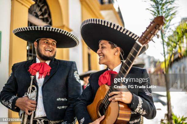 grupo de mariachis tradicionales caminando por el distrito histórico - mariachi fotografías e imágenes de stock