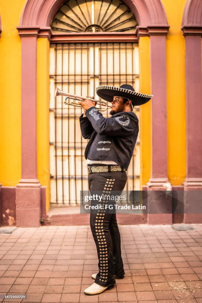Trompetista tradicional de mariachi tocando en el distrito histórico