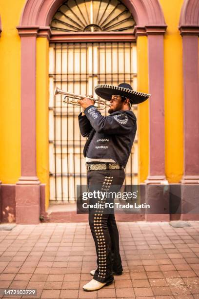 trompetista tradicional de mariachi tocando en el distrito histórico - mariachi fotografías e imágenes de stock