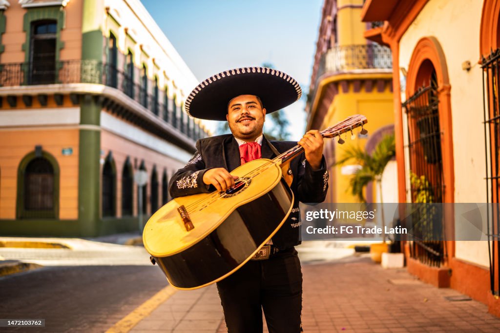 Guitarrista tradicional de mariachi tocando en el distrito histórico