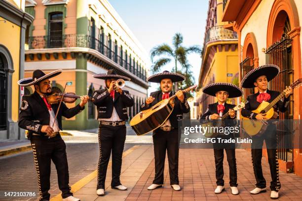 traditionelle mariachi-gruppe, die in der altstadt spielt - mexiko stock-fotos und bilder