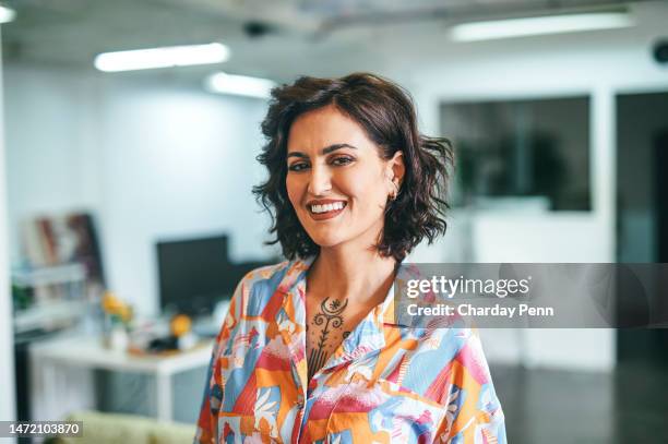 porträt der fröhlichen geschäftsfrau im büro - emirati at work stock-fotos und bilder