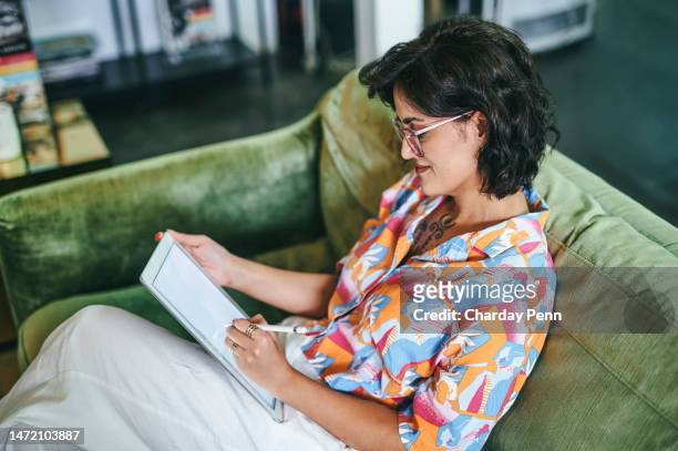 visão de ângulo elevado da mulher de negócios que escreve no tablet digital - special:random - fotografias e filmes do acervo