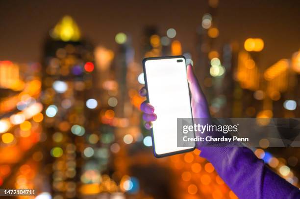 gros plan d’un écran blanc illuminé sur un téléphone portable dans la main d’une femme - seulement des adultes photos et images de collection