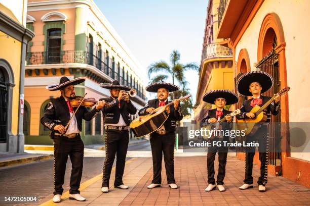 grupo tradicional de mariachis tocando en el distrito histórico - mariachi fotografías e imágenes de stock