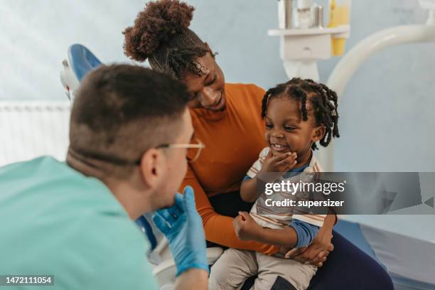 un poco de diversión en el dentista - prevención de enfermedades fotografías e imágenes de stock
