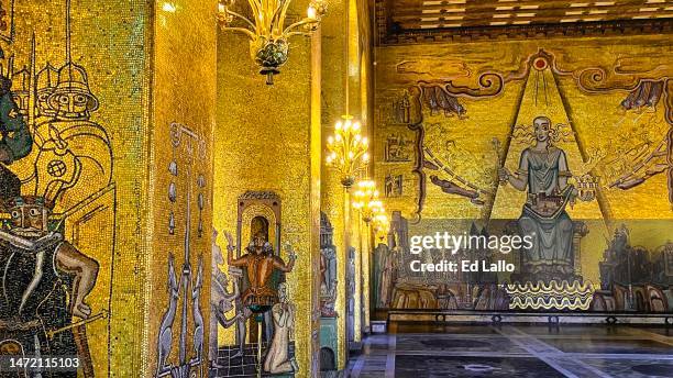 city hall ornate mosaic golden hall in stockholm - nobel banquet stockfoto's en -beelden
