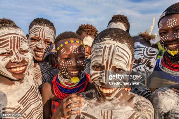 group of happy african children, east africa - african tribal face painting 個照片及圖片檔