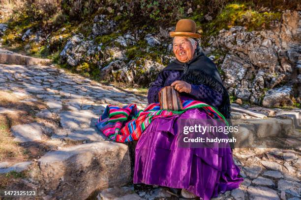 mulher aimara em isla del sol, lago titicaca, bolívia - bolivian andes - fotografias e filmes do acervo