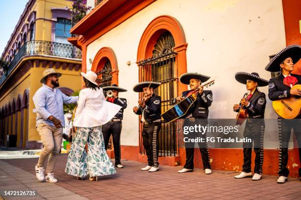 pareja de adultos medio bailando música de mariachi en el distrito histórico - mariachi fotografías e imágenes de stock