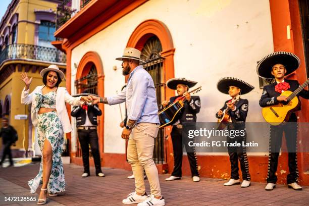 mid adult couple dancing mariachi music at the historic district - latijns amerikaanse dansen stockfoto's en -beelden