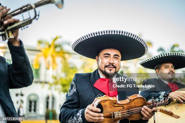 portrait d’homme mi-adulte mariachi traditionnel en plein air - chapeau mexicain photos et images de collection