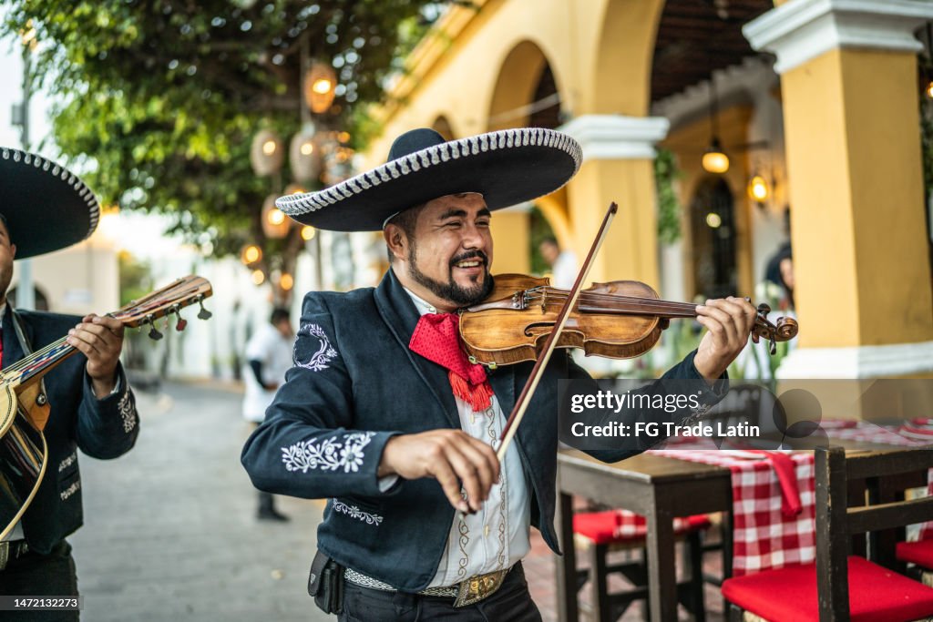 Violinista tradicional de mariachi tocando en el distrito histórico