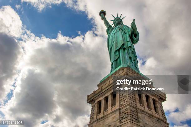 statue of liberty, new york, usa - lugar famoso internacional fotografías e imágenes de stock