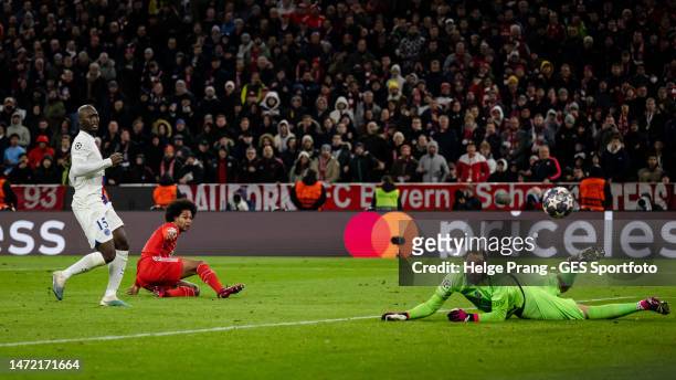 Serge Gnabry of Munich scores his team's second goal against Gianluigi Donnarumma and Danilo Pereira of Paris during the UEFA Champions League round...