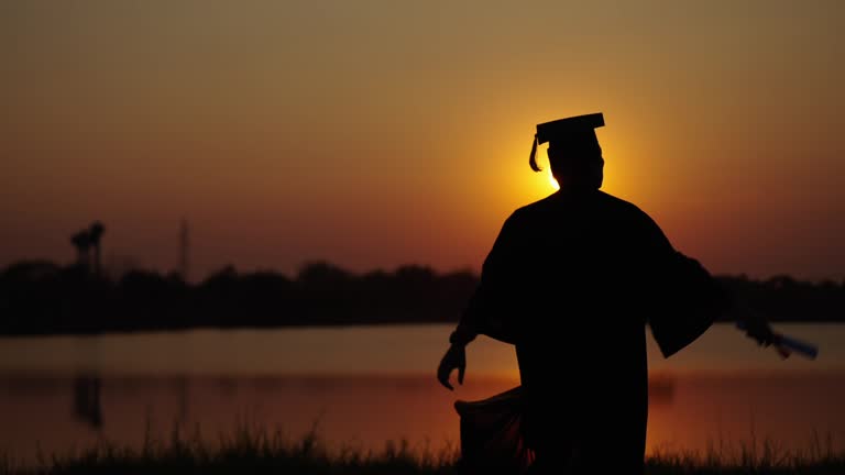 https://media.gettyimages.com/id/1472175762/video/abstract-close-up-rear-view-of-the-university-graduates-at-silhouette-sunset.jpg?b=1&s=640x640&k=20&c=Qy4dT8Zb4w6xW2xufER0fRkLbEa2lo1Ik3SUN8ncxJo=
