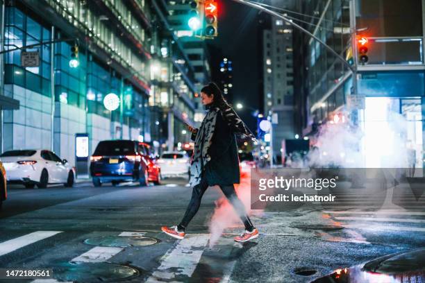 mulher andando pelas ruas em manhattan à noite - desfile de moda - fotografias e filmes do acervo