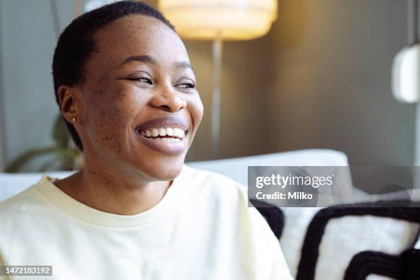 fille souriante et heureuse aux cheveux courts - black woman freckles photos et images de collection