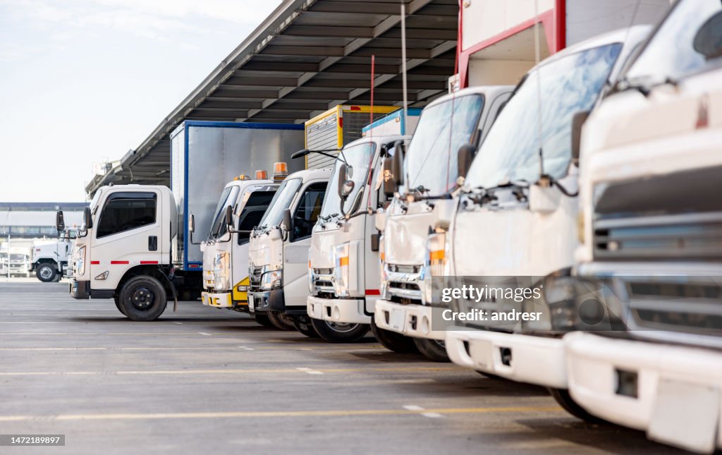 貨物を配達する準備ができている物流倉庫に駐車されたトラック