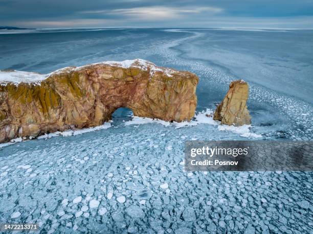 perce rock in perce at gaspe peninsula - perce rock stock pictures, royalty-free photos & images