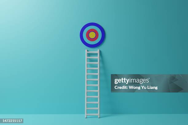 step ladder and goals target , 3d render - desenvolvimento pessoal imagens e fotografias de stock