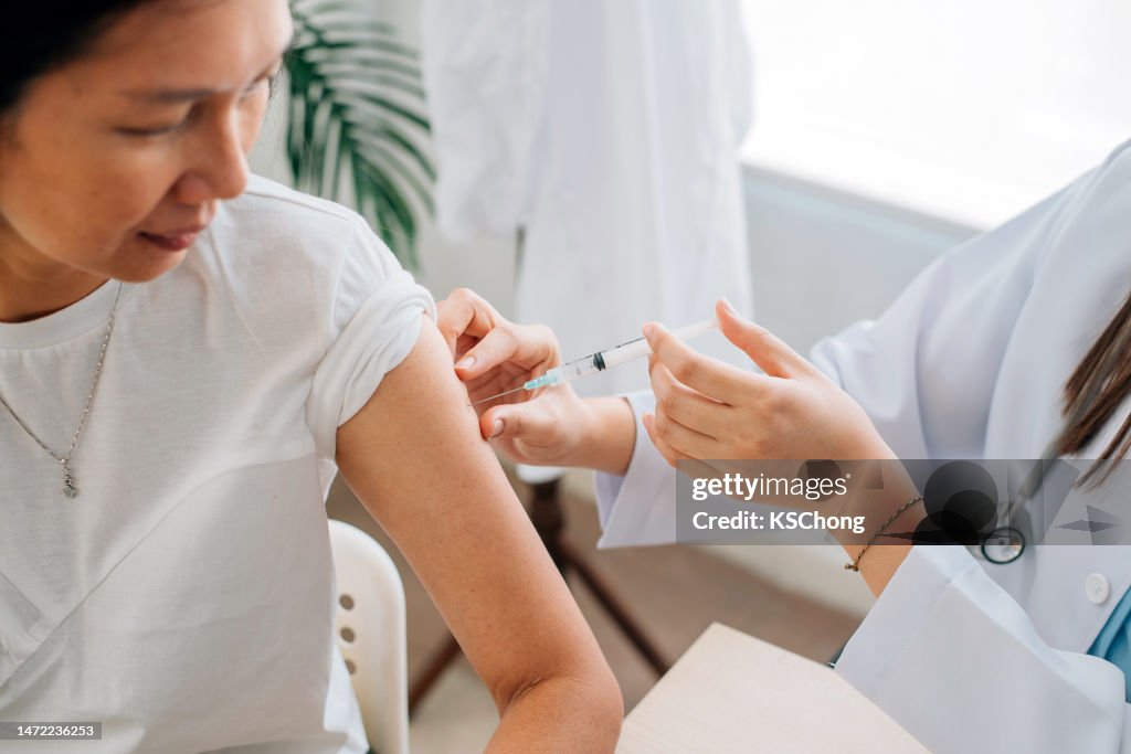 Doctor Inject Patient Asian Chinese Females Doctor Is Doing Inject For Her Patient High-Res ...