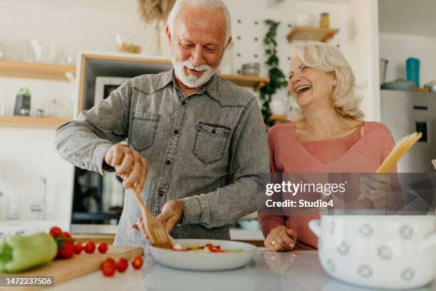 ランチの野菜 - middle aged couple cooking ストックフォトと画像