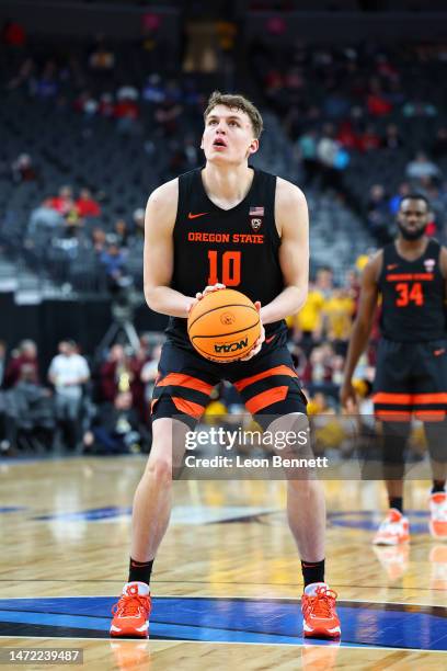 Tyler Bilodeau of the Oregon State Beavers shooting free throws against the Arizona State Sun Devils in the second half of a first-round game of the...