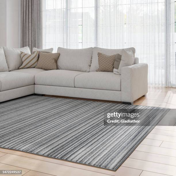 vista laterale di un elegante soggiorno con un divano beige e decorazioni e finestre con tende sullo sfondo - moquette foto e immagini stock