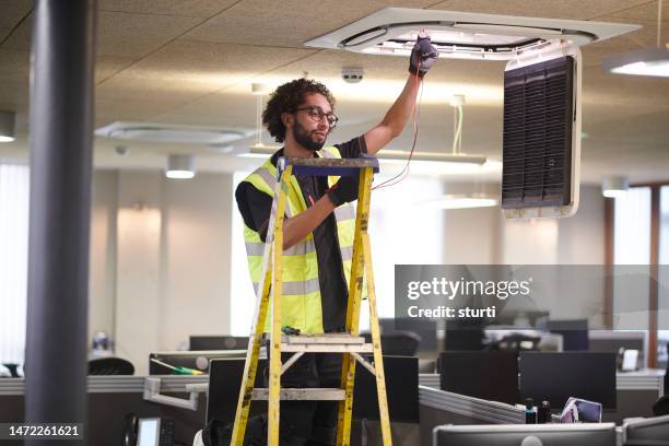 ingeniero de mantenimiento de aire acondicionado - conducto-de-aire fotografías e imágenes de stock