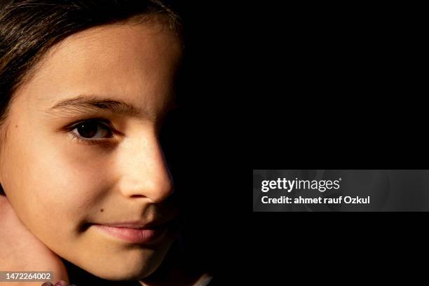 retrato de niña de 11-12 años - 10 11 years fotografías e imágenes de stock