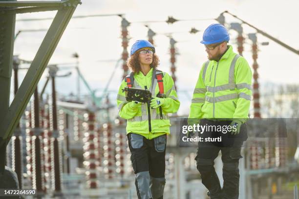 ingenieros de mantenimiento de subestaciones - oficio de reservas de energía fotografías e imágenes de stock