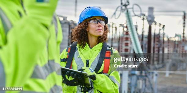 trabajador de energía de subestación - torre de conducción eléctrica fotografías e imágenes de stock