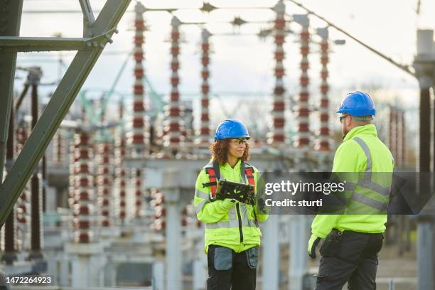 substation power worker - electricity stockfoto's en -beelden