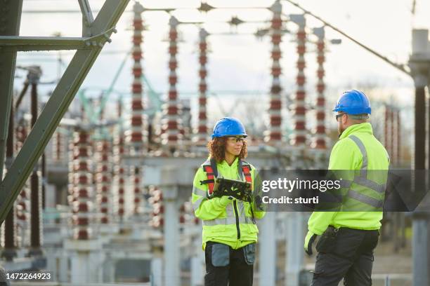 substation power worker - torre-de-alta-tensão imagens e fotografias de stock