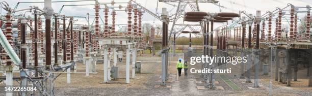 electricity substation power workers - rede elétrica imagens e fotografias de stock