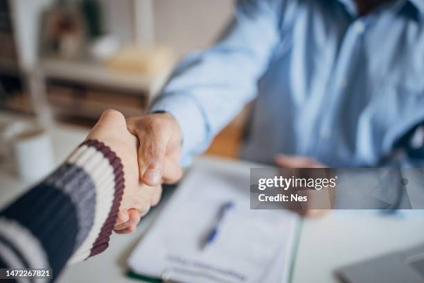shaking hands, a sign of a job well done - new best friend imagens e fotografias de stock