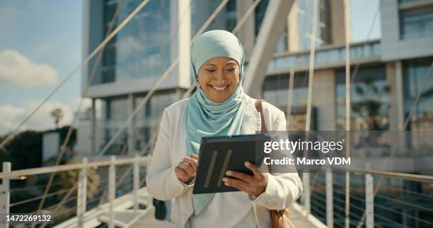 muslimische frau, tablet und lächeln in der stadt für geschäftsstrategie, zeitplan oder projektplan. glückliche islamische frau mit hijab mit touchscreen lächelnd für planung, management oder ziele in dubai - old emirati woman stock-fotos und bilder