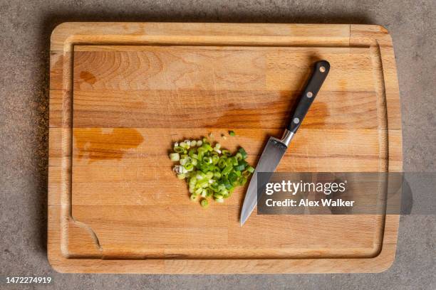 chopped spring onion (scallion) and kitchen knife on wooden chopping board - five a day stock pictures, royalty-free photos & images