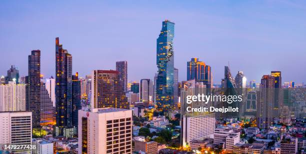 luftaufnahme des stadtteils silom der skyline von bangkok bei sonnenuntergang, thailand - bangkok stock-fotos und bilder