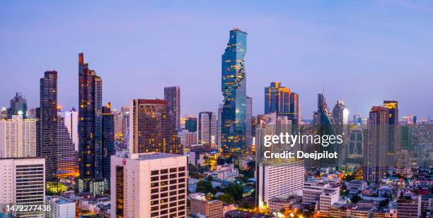 夕暮れ時のバンコク市のスカイラインのシーロム地区の空撮、タイ - bangkok ストックフォトと画像