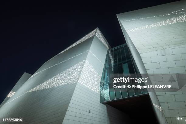 chengdu natural history museum illuminated at night - chengdu stock pictures, royalty-free photos & images